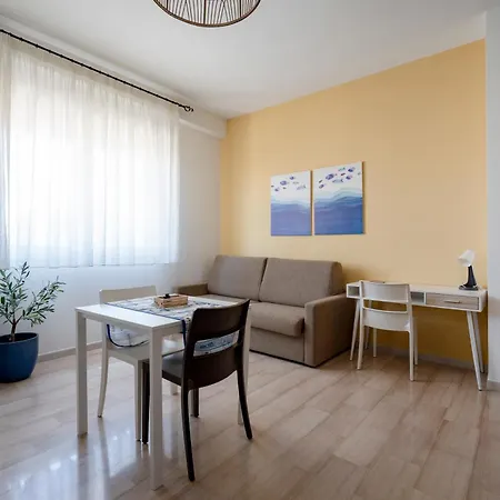 Апартаменти Mediterranea - Train&bas Station 1minwalk